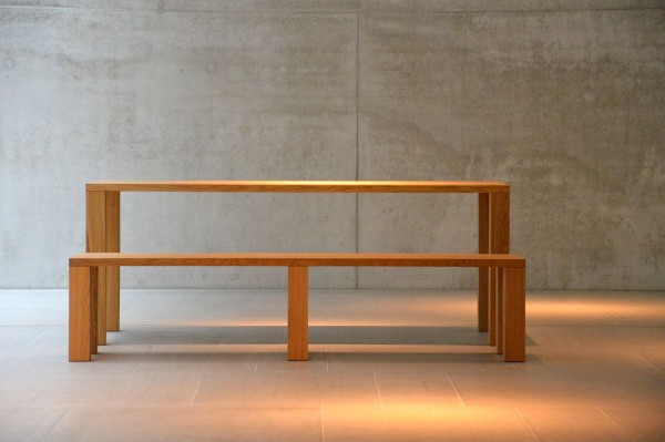 Der Tisch Leos ist ein schlichter und moderner Tisch von Jan Kurtz