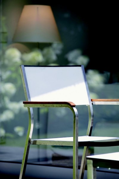 Der Outdoor Stapelsessel Lux von Jan Kurtz ist ein formvollendeter