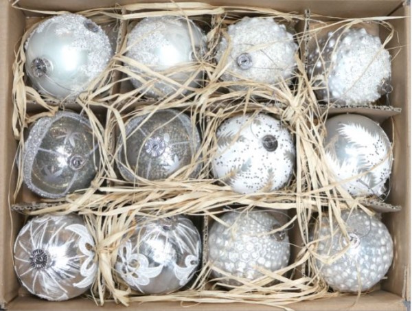 Die Glaskugel Ø 10 cm Weiß ist eine hervorragende Weihnachtsdekoration für Ihren Weihnachtsbaum. Die modernen Kugeln bestehen aus hochwertigem Glas und sind in 6 verschiedenen Mustern