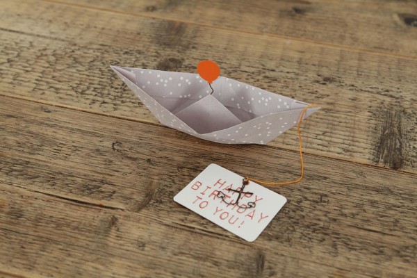 Feiern Sie den besonderen Tag eines geliebten Menschen mit unserer entzückenden Papierboot Karte "Happy Birthday" von Good old friends. Diese einzigartige Grußkarte kombiniert charmantes Design mit liebevoller Handwerkskunst