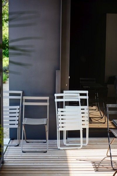 Der Klappstuhl "Fiam Spring" von Jan Kurtz differenzieren sich von den herkömmlichen Klappstühlen. Durch das kaum vorhandende Gewicht lassen sich die Stühle leicht auf und wieder abbauen und verstauen. Sie können die Stühle als feine Verschönerung für Ihren Garten benutzen. In Kombination mit dem Klapptisch "Spring" von Fiam haben sie eine schöne elegante Sitzgruppe für Ihren Garten.