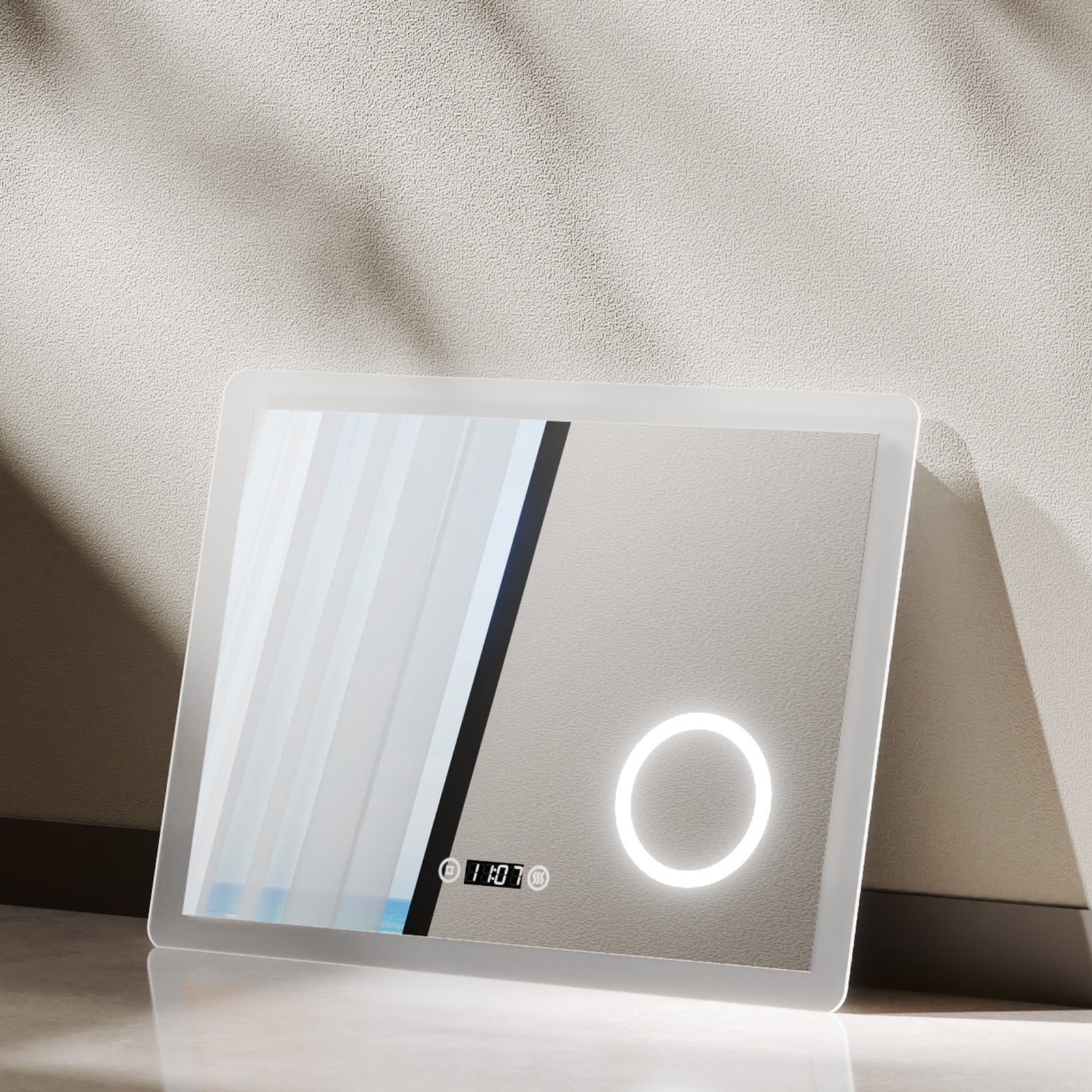 EMKE LED Spiegel „LeeMi πX Plus“ 80x60cm, Touch, Dimmbar, 3 Lichtfarben, Beschlagfrei, Vergrößerungsspiegel, Uhr