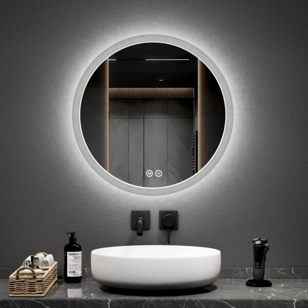 Entspannender Badspiegel mit Beleuchtung: 70 % der Haushalte entscheiden sich für klarere LED-Badspiegel anstelle gewöhnlicher Spiegel. Mit LEDs kannst du morgens den Tag inspirieren und nach einem Arbeitstag ganz du selbst sein.. Die klassischste Badspiegel Größe: 60 cm. 'Die goldene Mitte ist am besten'. Er ist bequemer als 50 cm und energieeffizienter als 70 cm.. Schlaue 3-in-1-Touch: Mit dem SmartTouch 3.0 des EMKE Badezimmerspiegels können Schalter + 3 Lichtfarben + Dimmen mit einem 'Touch' erreicht werden